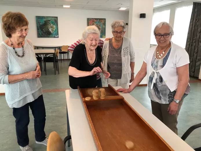 Foto's | Buurthuis de Meerpaal Eindhoven activiteiten strijp ouderen schouwbroek sjoelen